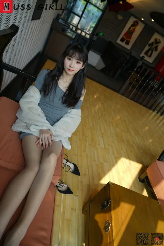 沙发肉丝包臀裙 - 慕丝女lang
